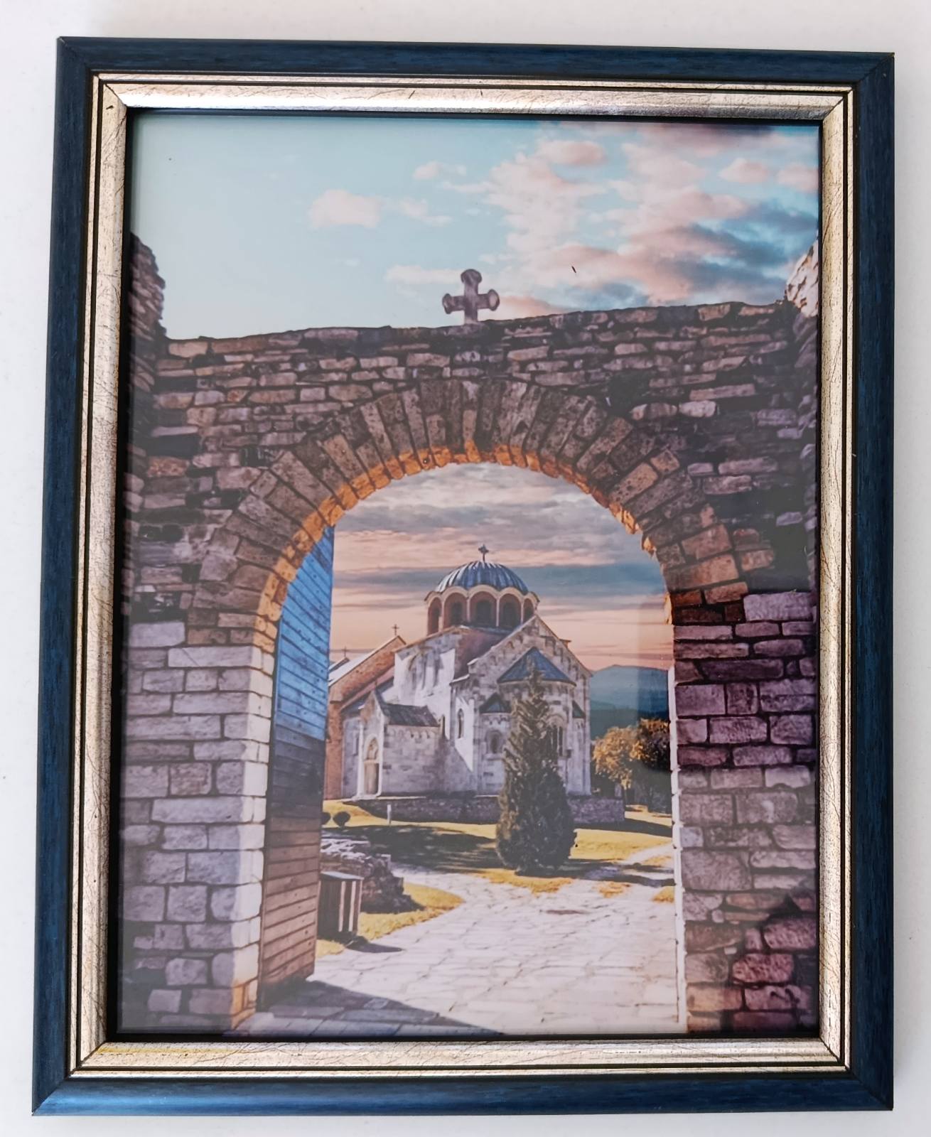 Фотографија - манастир Студеница кроз улазну капију